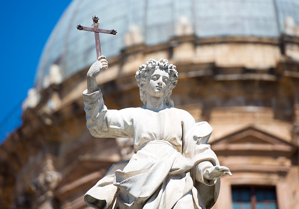 Statue av Santa Rosalia foran domkirken i Palermo sentrum.